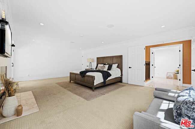 Building Photo - 2563 Hutton Dr