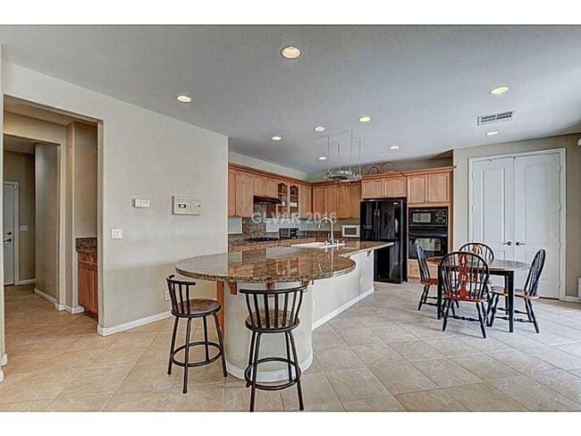 Building Photo - Stunning & Spacious Home with Park Views and Pool!