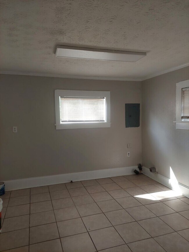 Building Photo - Cute Duplex Jordan/ Johnson area