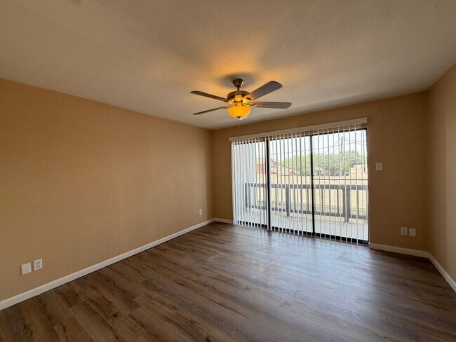 Building Photo - South Side Two Story Townhome!!