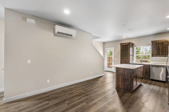 Building Photo - Duplex in Well Located SW Bend