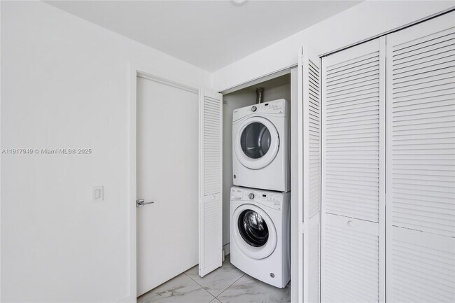 Building Photo - 2000 Metropica Wy