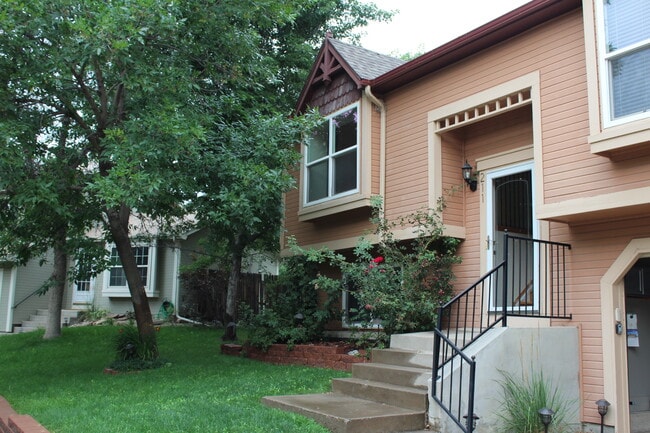 Building Photo - 211 Redwood Cir