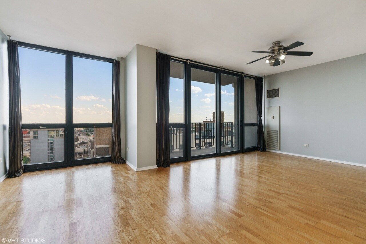 Building Photo - 210 S Desplaines St
