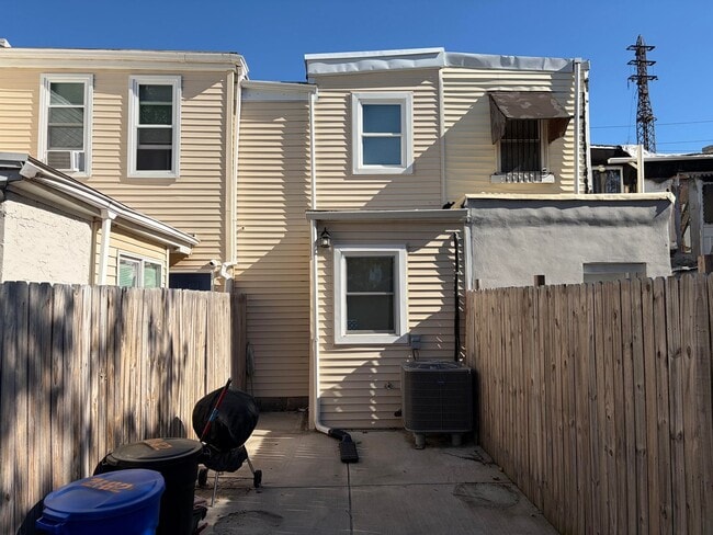 Building Photo - Modern 2- Story Townhome with Fenced in Ba...