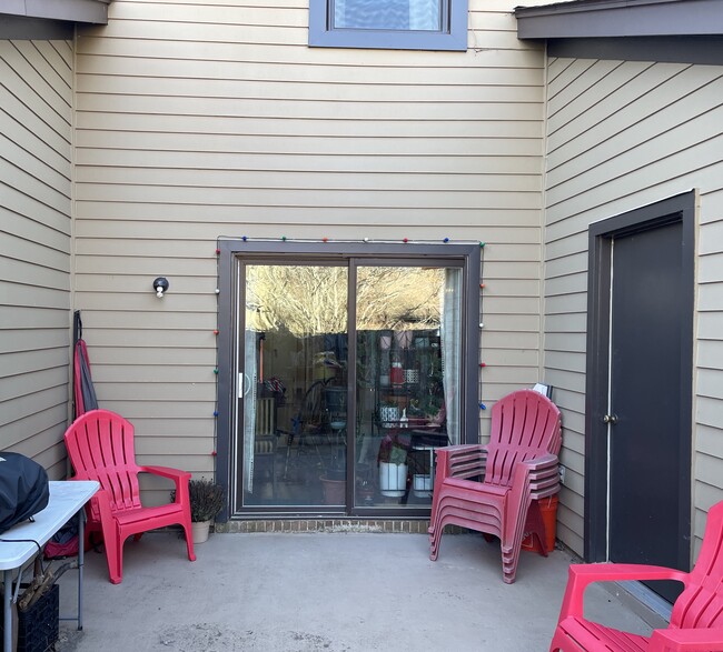 Building Photo - 16 Spears Ave