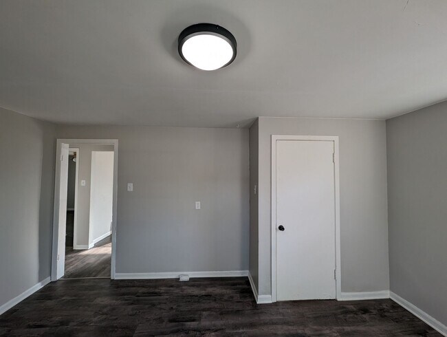 Building Photo - 3-Bedroom, 1-Bathroom Home – $1,225/Month | Accepting Section 8