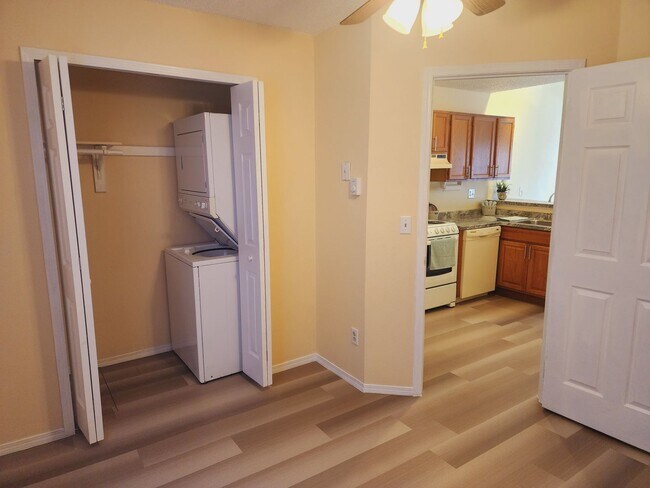 Building Photo - 147 Wellington St