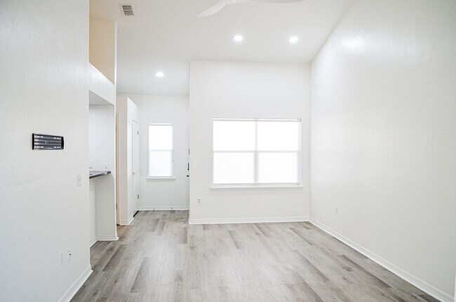 Building Photo - Stunning 1 bedroom 1 bath condo in The Gables