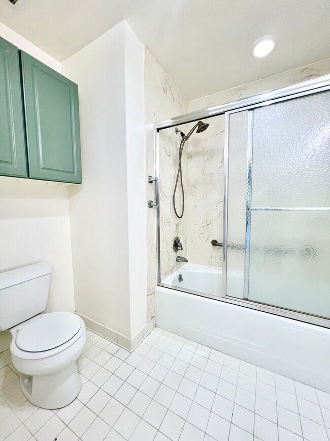 Building Photo - Lake Villa 4040- PLACEMENT