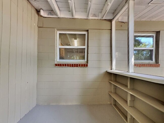 Building Photo - 5950 El Morro Dr S