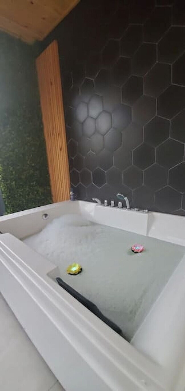 Building Photo - 1514 NE 5th Ct