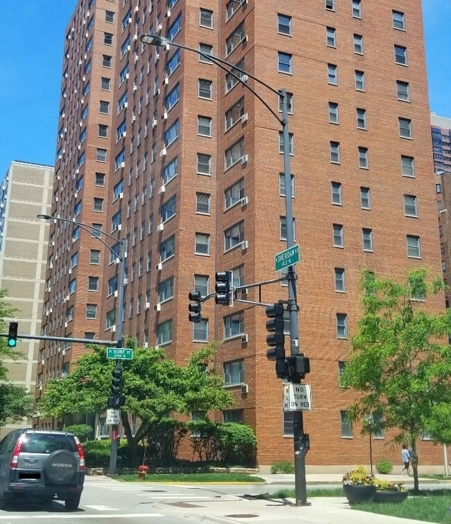 Building Photo - 2909 N Sheridan Rd
