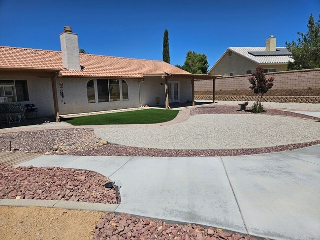 Building Photo - 3 Bedrooms, Den, 2 Bathrooms, 3 Car Garage...