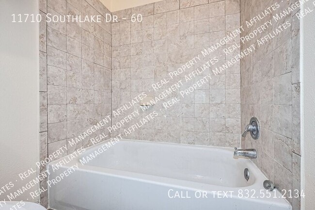 Building Photo - 11710 Southlake Dr