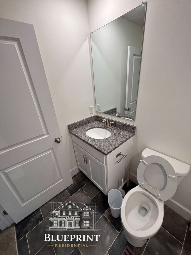 Building Photo - 2024 build, great neighborhood, stainless appliances, granite countertops!