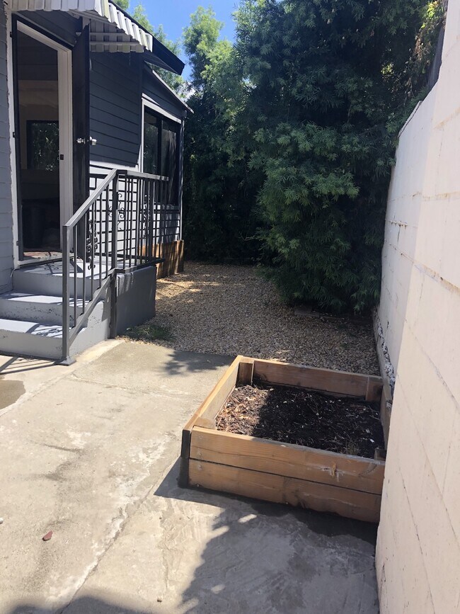 Building Photo - 4228 Lockwood Ave
