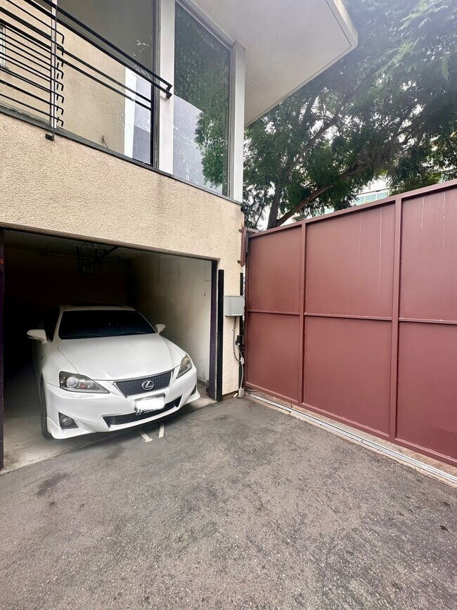 Building Photo - 988 G St