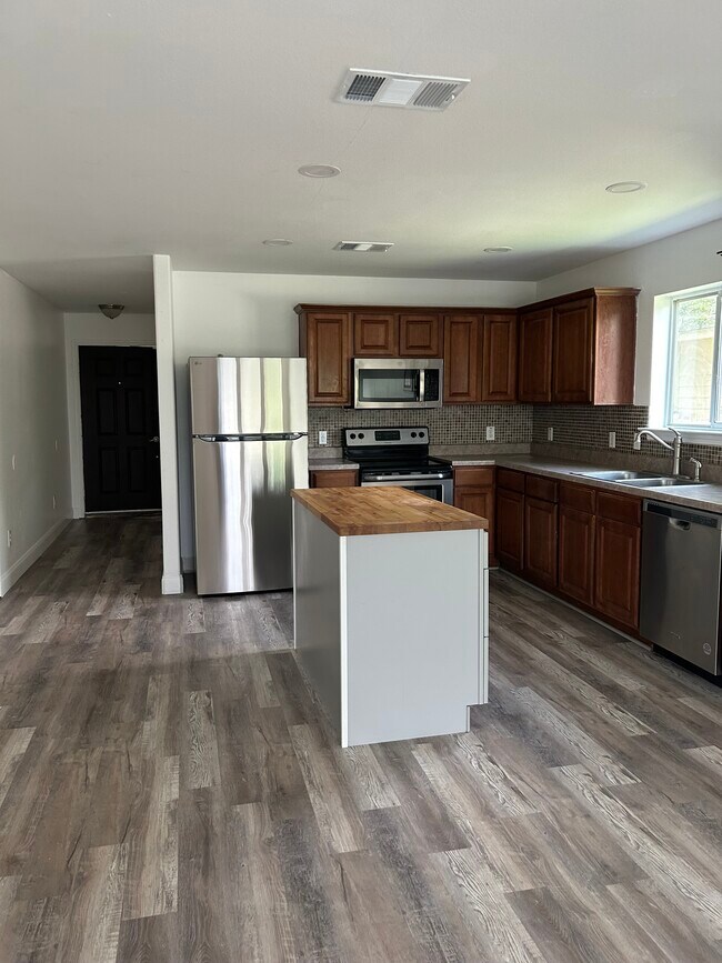 Building Photo - 529 W Metcalfe St