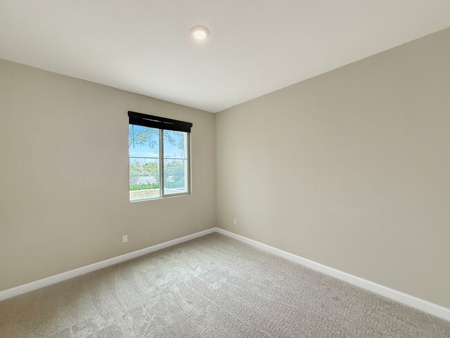 Building Photo - Great 4B/3.5BA Townhome in Oceanside!