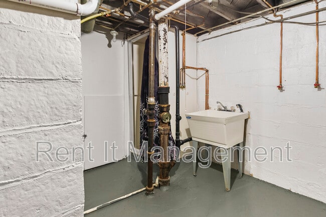 Building Photo - 3228 Fontenelle Blvd