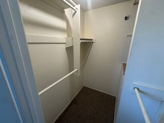 Building Photo - Updated 2 Bed / 1 Bath Condo in Lakeside