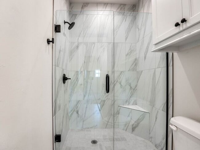 Building Photo - Luxury, Zero Maintenance Living in Edmond!