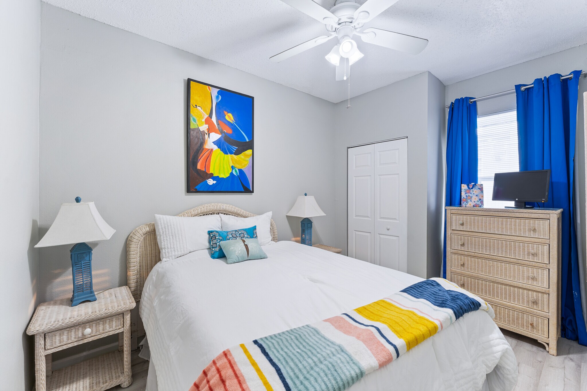 Queen Bed quest bedroom built in closet - 914 8th St N