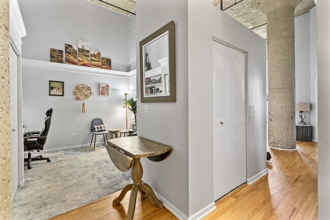Building Photo - 758 N Larrabee St