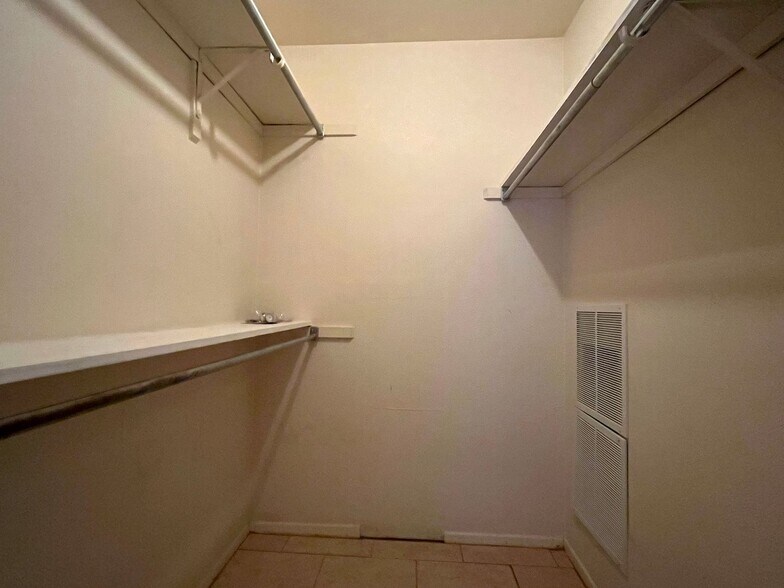 Building Photo - SUBLEASE AVAILABLE JULY  Spacious One Bedroom Condo Close to Campus On the Bus Route