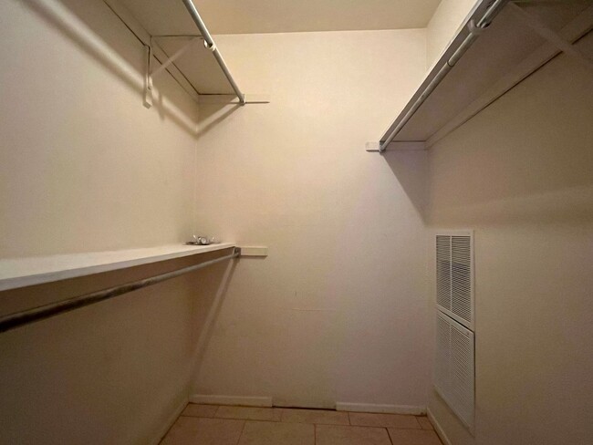 Building Photo - SUBLEASE AVAILABLE JULY  Spacious One Bedroom Condo Close to Campus On the Bus Route