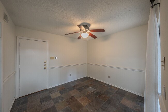 Building Photo - Amazing Townhome