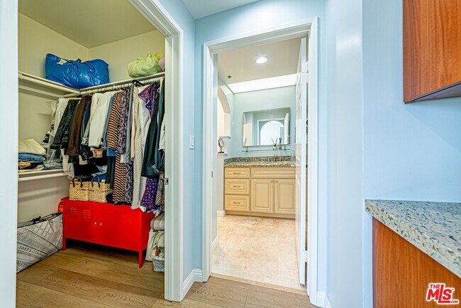 Building Photo - 620 S Gramercy Pl