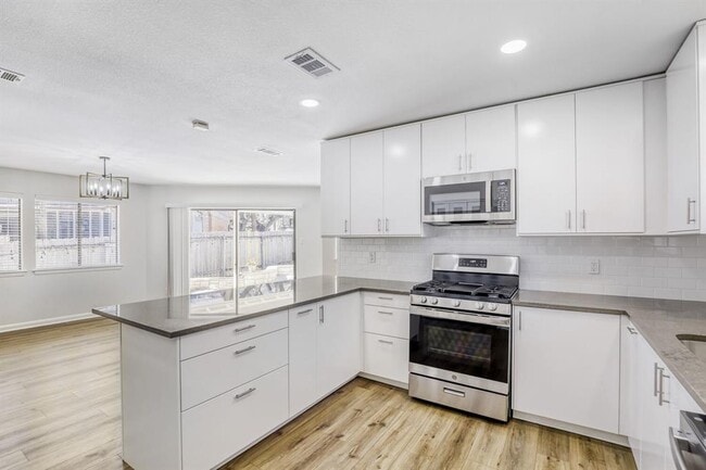 Building Photo - 8126 Ceberry Dr