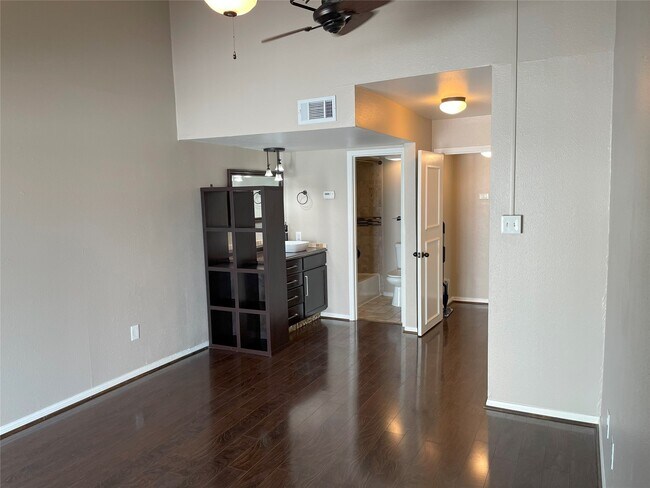 Building Photo - 12315 Glenview Dr