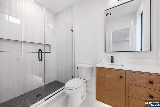 Building Photo - 242 Hardenburgh Ave