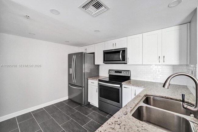 Building Photo - 520 SE 5 Ave