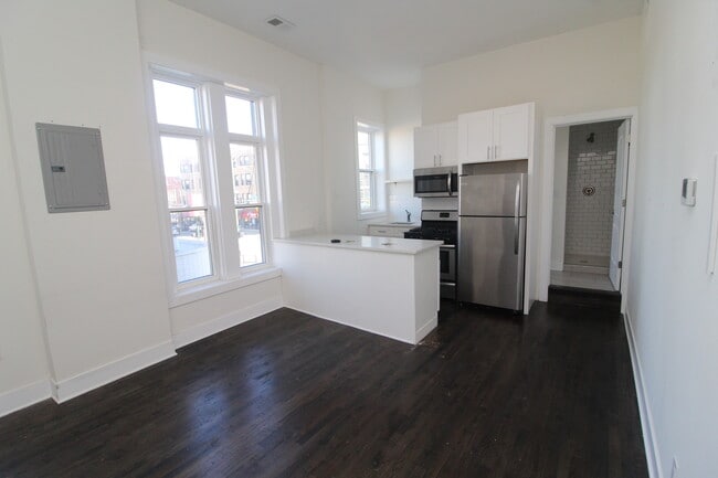 Building Photo - 2362 N Clybourn Ave