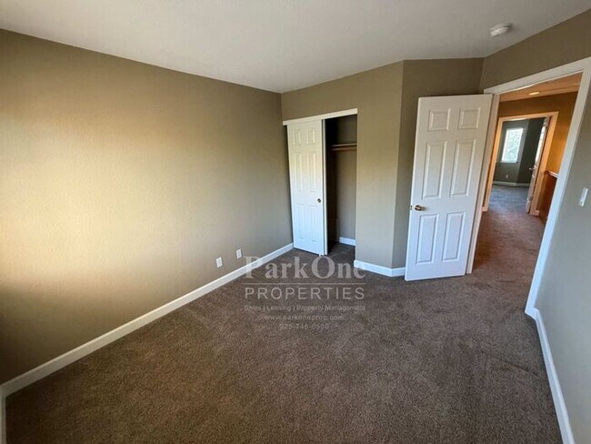 Building Photo - Updated Townhouse in Clayton Available for Lease now!