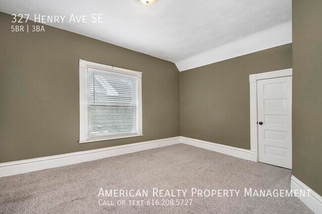 Building Photo - 327 Henry Ave SE