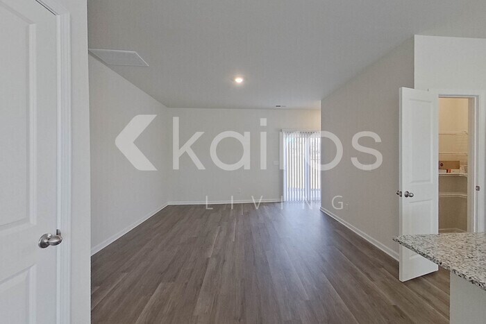 Building Photo - 2153 Banyon Cir