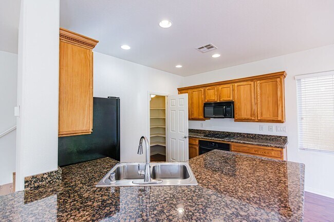 Building Photo - Beautiful 2 story Home