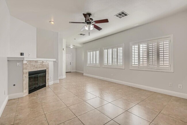 Building Photo - 5 Bedroom in Silverado Ranch!