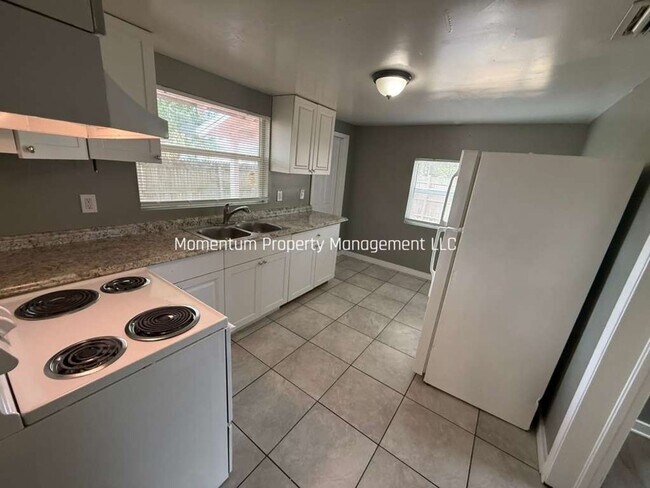 Building Photo - 3/1 Remodeled Tampa Home- READY FOR IMMEDIATE MOVE IN!!