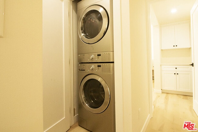 Building Photo - 9042 Phyllis Ave