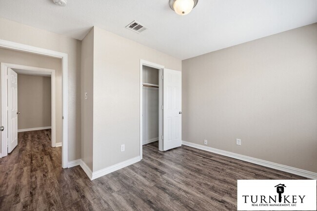 Building Photo - 3116-3118 S Cherry Ln