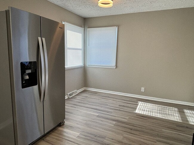 Building Photo - Charming 3 Bed 1 Bath with 1 Car Garage!