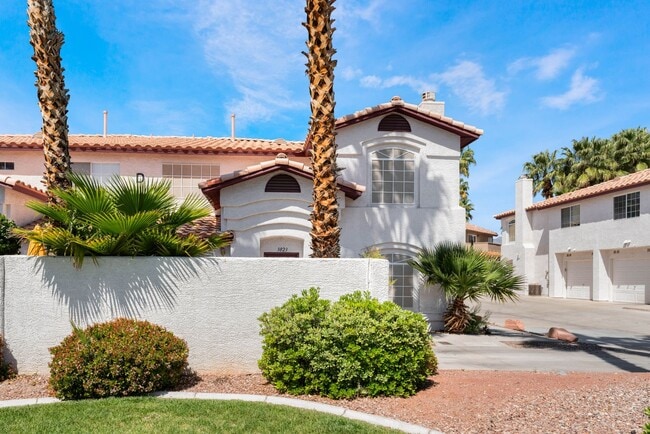 Building Photo - Move in now to this beautiful 2 story 3 be...