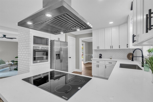 Building Photo - 3518 Shore Shadows Dr