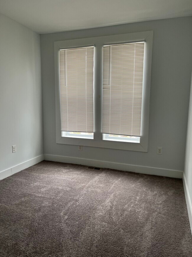 Building Photo - 4225 Ivanhoe Ave